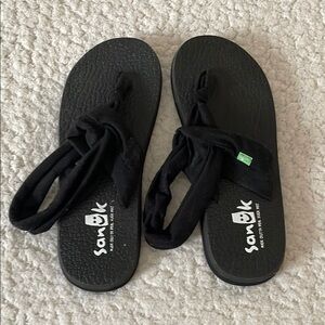 2/$20 Sanuk Yoga Strap Black Sandals with Cushioned Soles made from a Yoga Mat